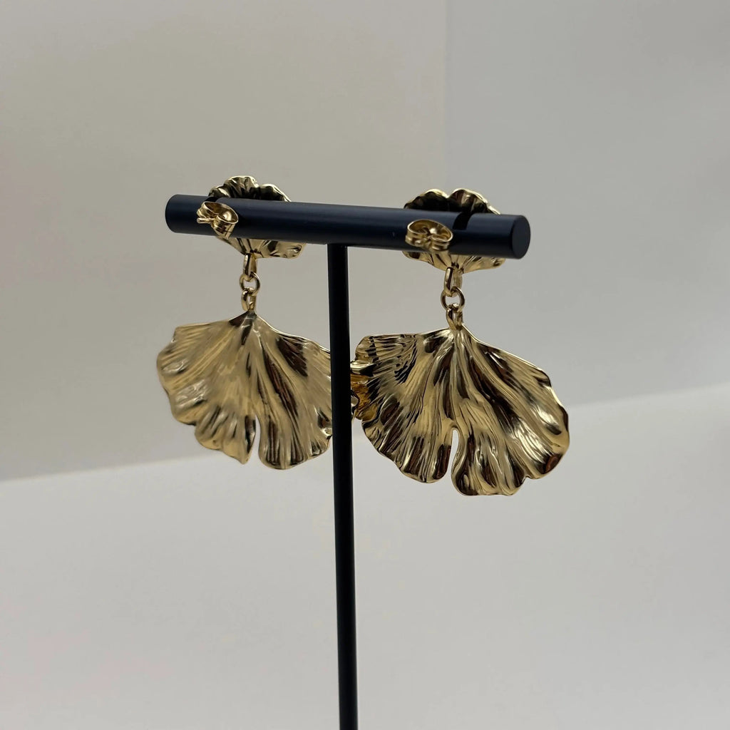 Des boucles d'oreilles pendentif avec motif de feuille or en acier inoxydable 