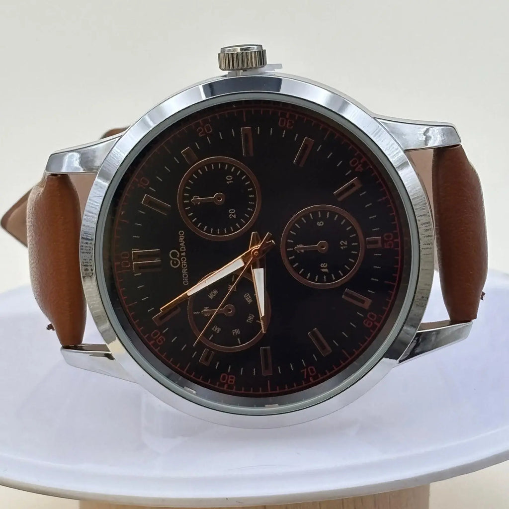 Montre homme avec bracelet en simili cuir marron et cadran acier avec le fond noir et inscriptions rouges