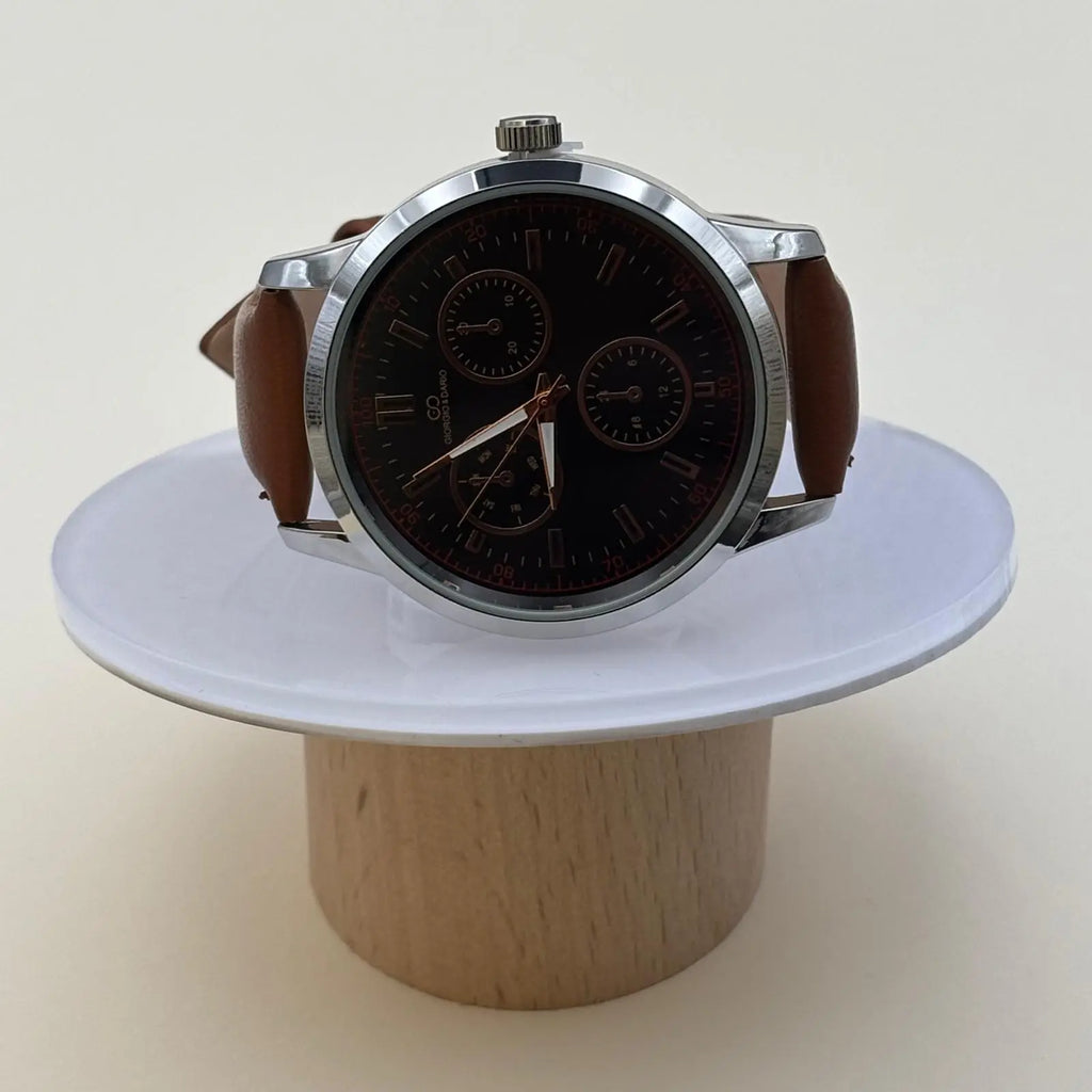 Montre pour homme avec bracelet en simili cuir marron et cadran acier avec le fond noir et inscriptions rouges