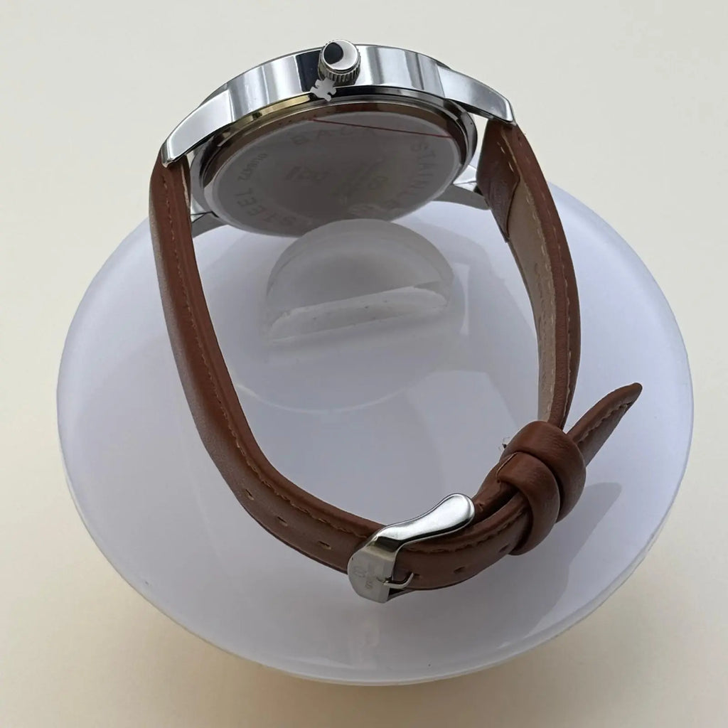 Montre pour hommes avec bracelet en simili cuir marron et cadran acier avec le fond noir et inscriptions rouges