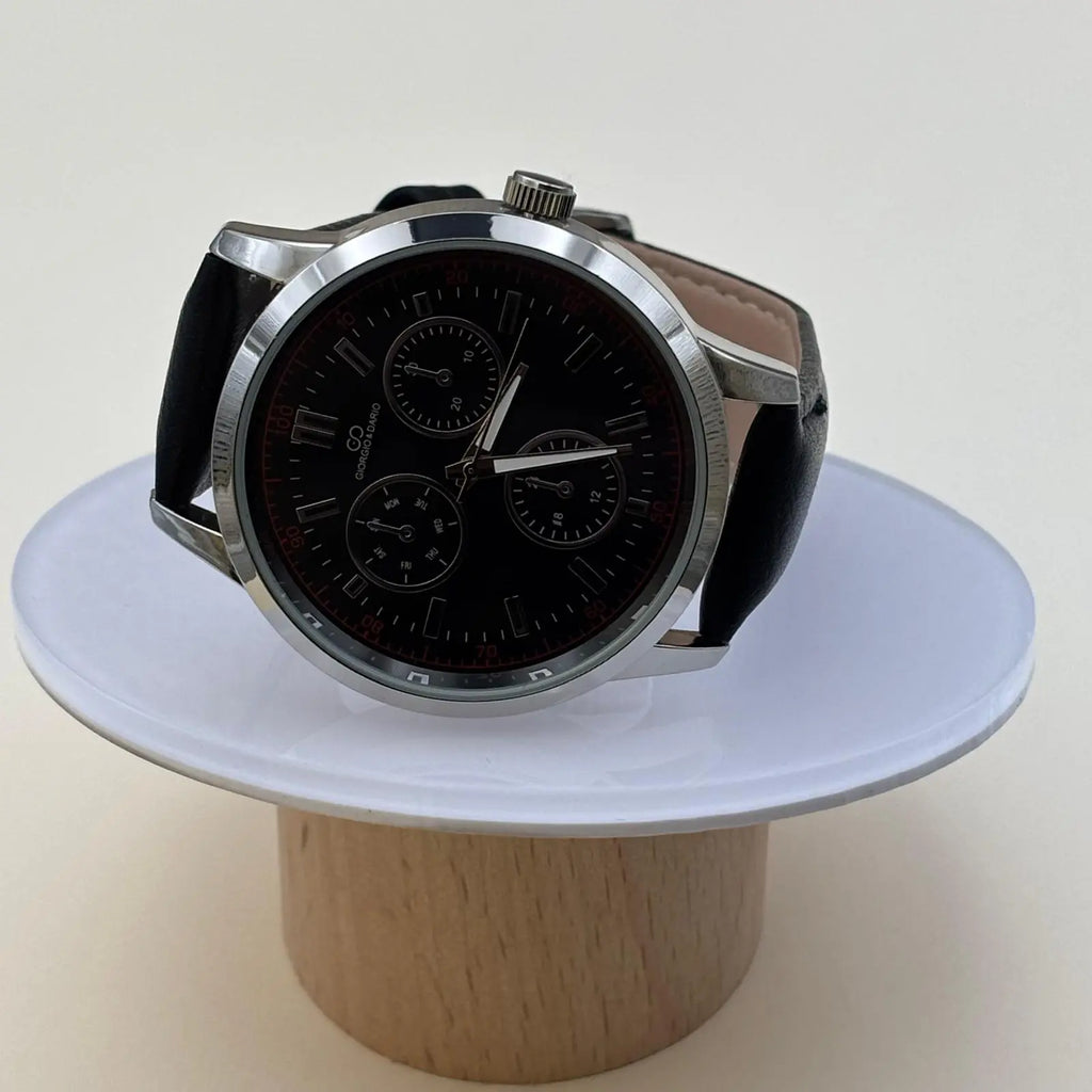 Montre homme avec bracelet en simili cuir noir et cadran acier avec le fond noir et inscriptions rouge