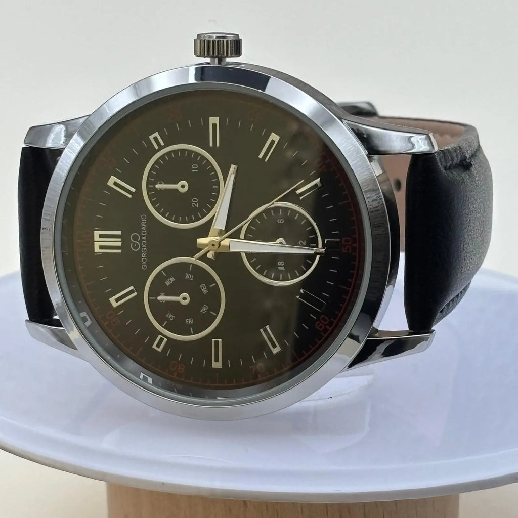 Montre pour hommes avec bracelet en simili cuir noir et cadran acier avec le fond noir et inscriptions rouge