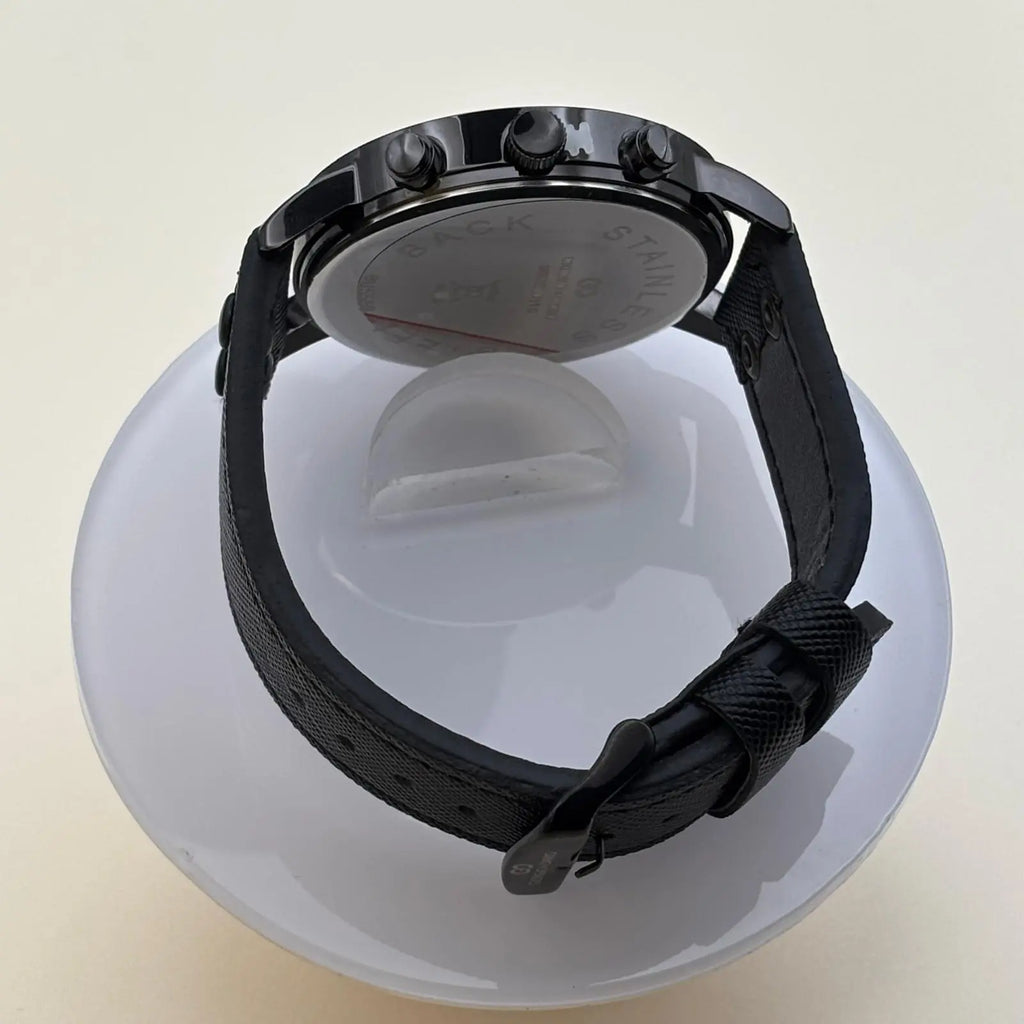 Montre pour homme avec bracelet en simili cuir noir et cadran acier avec le fond noir et inscriptions rouge