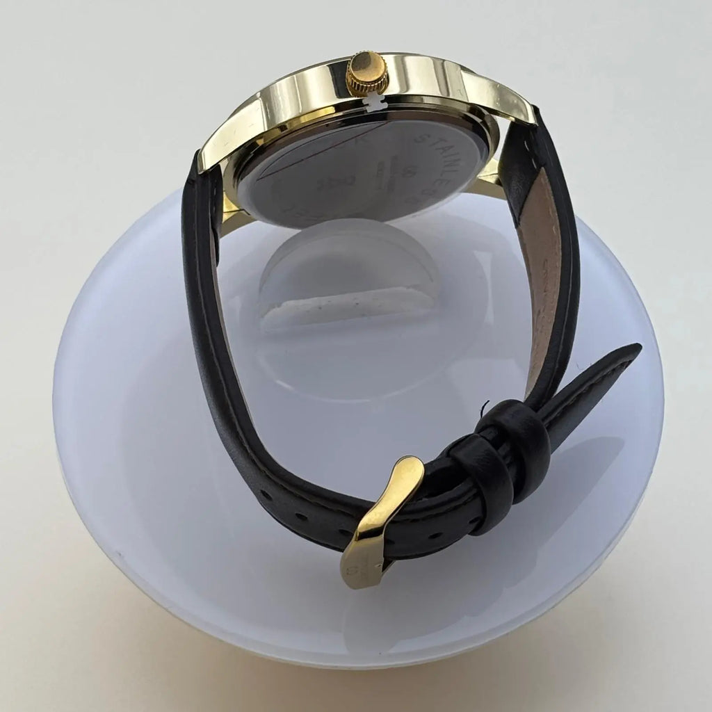 Montre pour homme avec bracelet en simili cuir noir et cadran acier avec le fond couleur terracotta et inscriptions noires