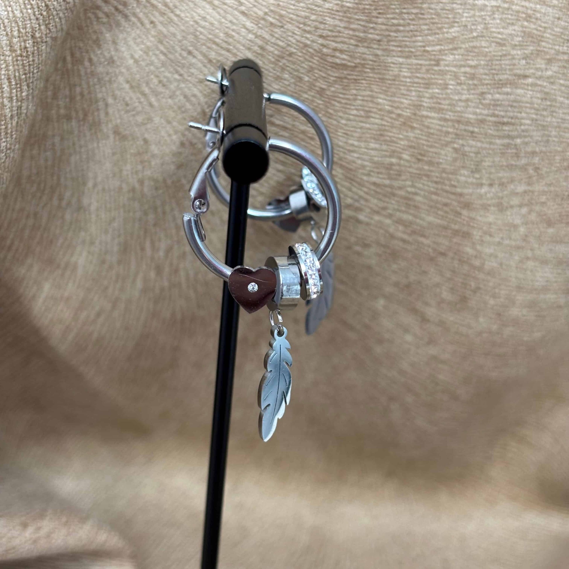 Boucles d'oreilles créoles |Motif plume et strass argent | Acier inoxydable