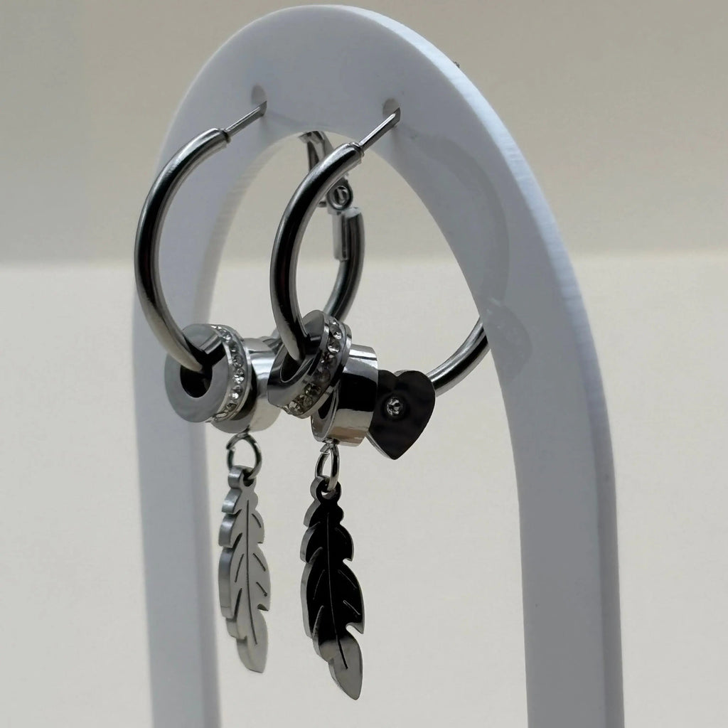 Des boucles d'oreilles créoles argentées avec motif plume et strass argent en acier inoxydable 