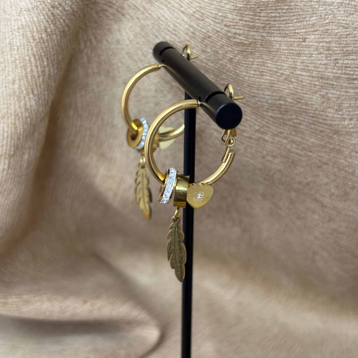 Boucles d'oreilles créoles |Motif plume et strass or | Acier inoxydable
