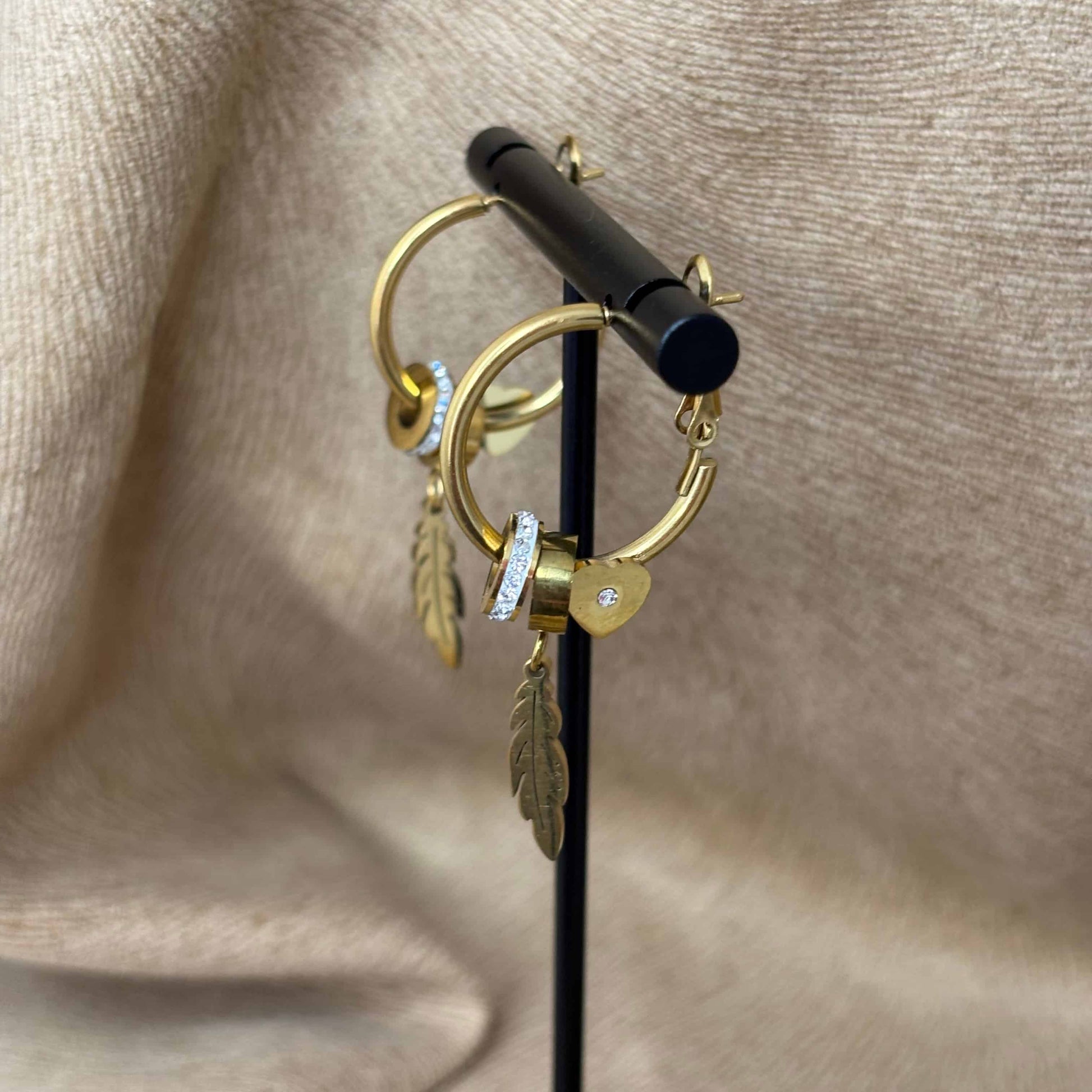 Boucles d'oreilles créoles |Motif plume et strass or | Acier inoxydable