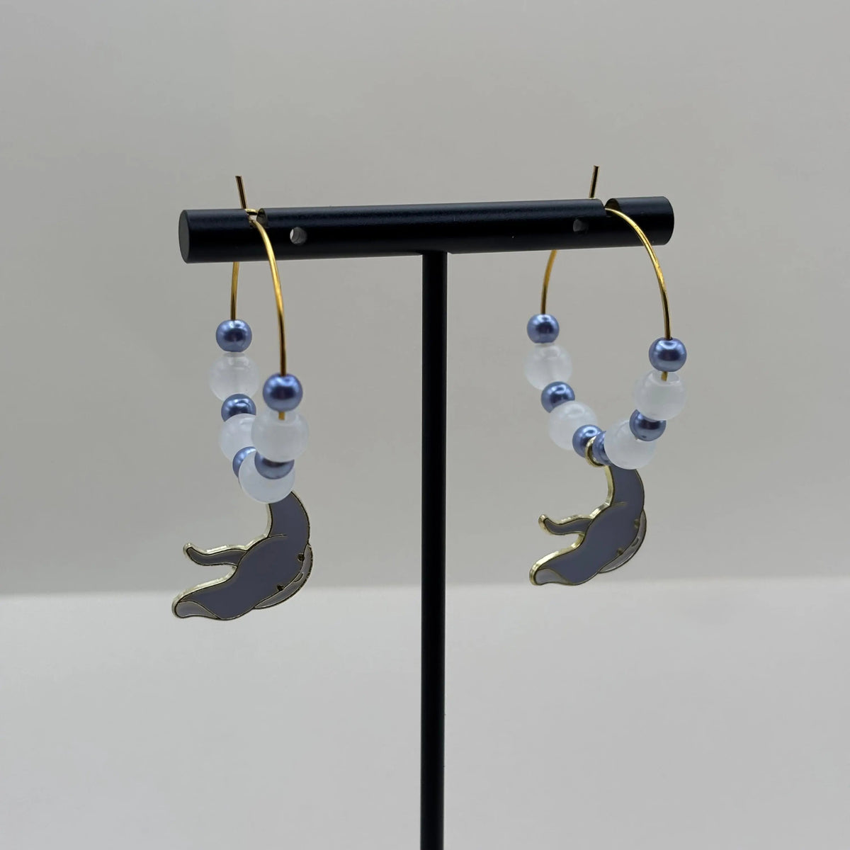 Boucles d'oreilles créoles dorées avec breloque raie 