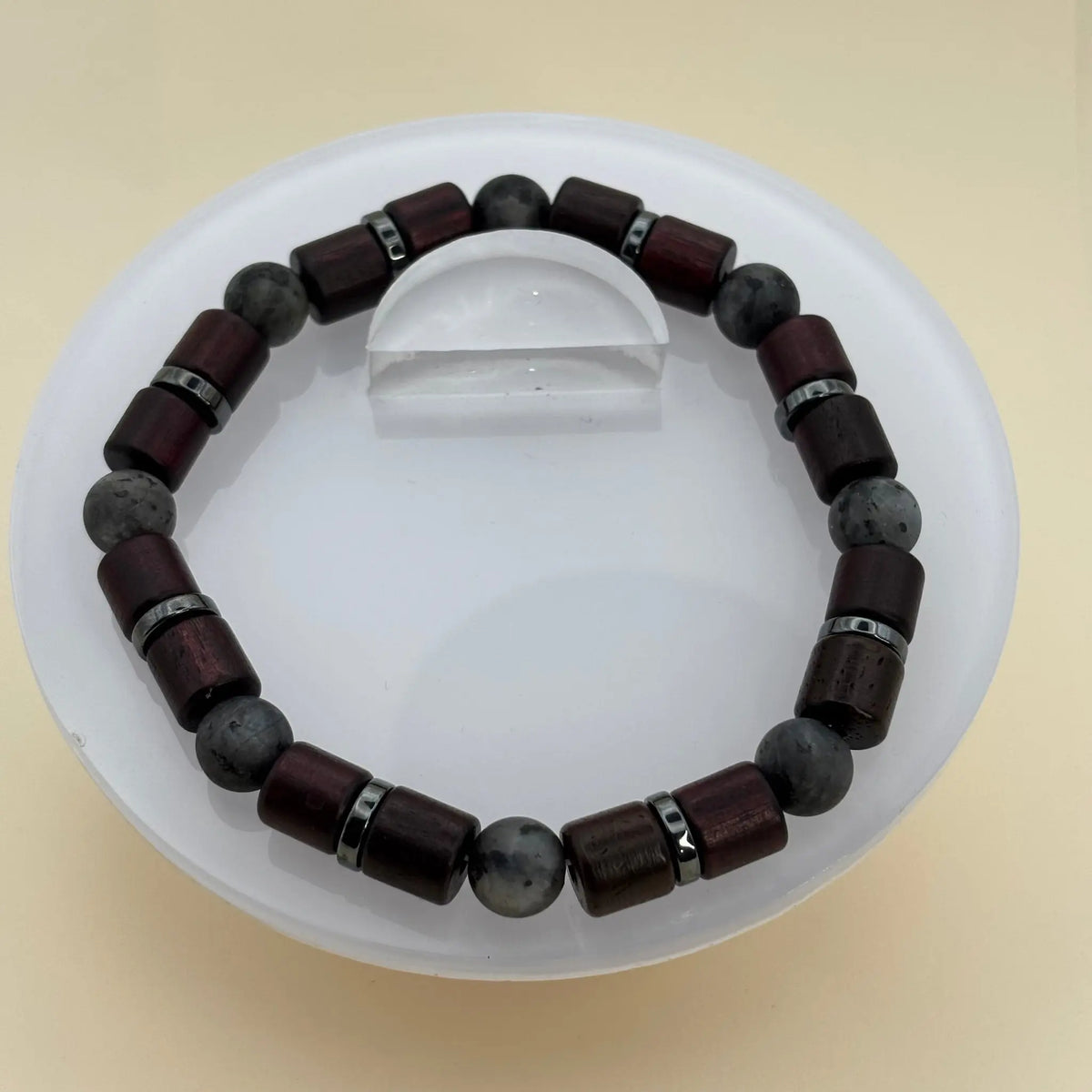 Bracelet artisanal en perles pour homme sur élastique avec des perles en Labradorite et bois