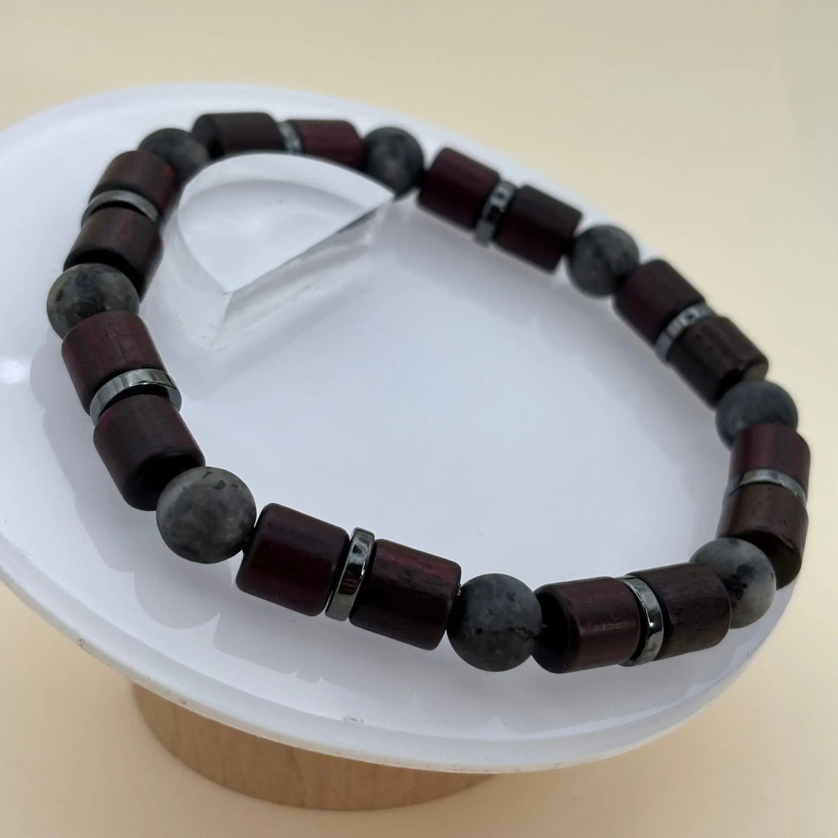 Un bracelet artisanal en perles pour homme sur élastique avec des perles en Labradorite et bois