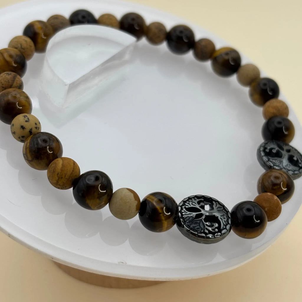 Un bracelet artisanal en perles pour homme sur élastique avec des perles oeil de tigre et jaspe