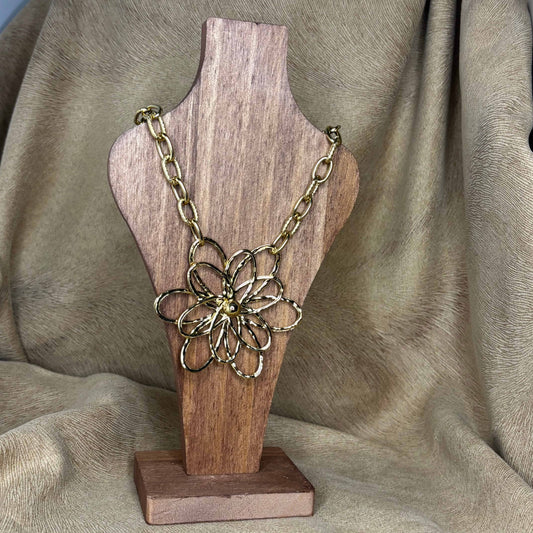 Collier doré avec chaine grands maillons et pendentif en forme de fleur en acier inoxydable vendu sur le site internet prêtes à briller