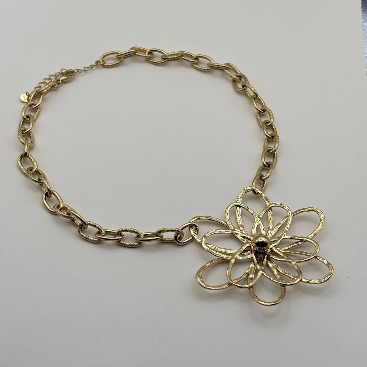 Collier de couleur dorée avec chaine grands maillons et pendentif en forme de fleur en acier inoxydable 