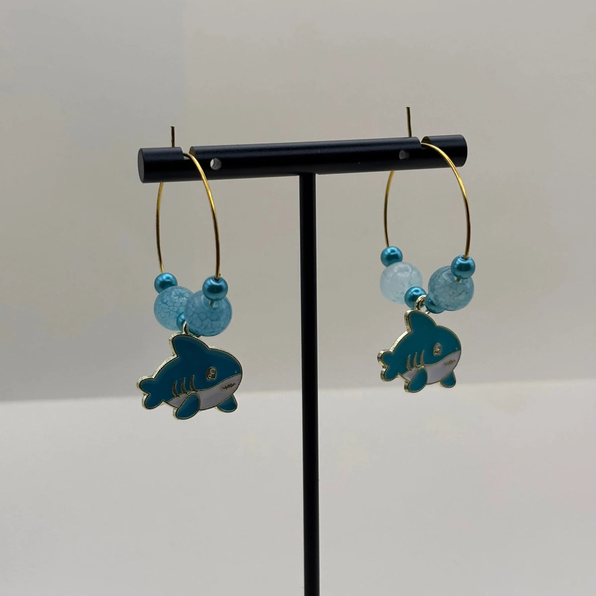 Boucles d'oreilles créoles dorées avec perles bleues clair et breloque baleine bleu et blanche 
