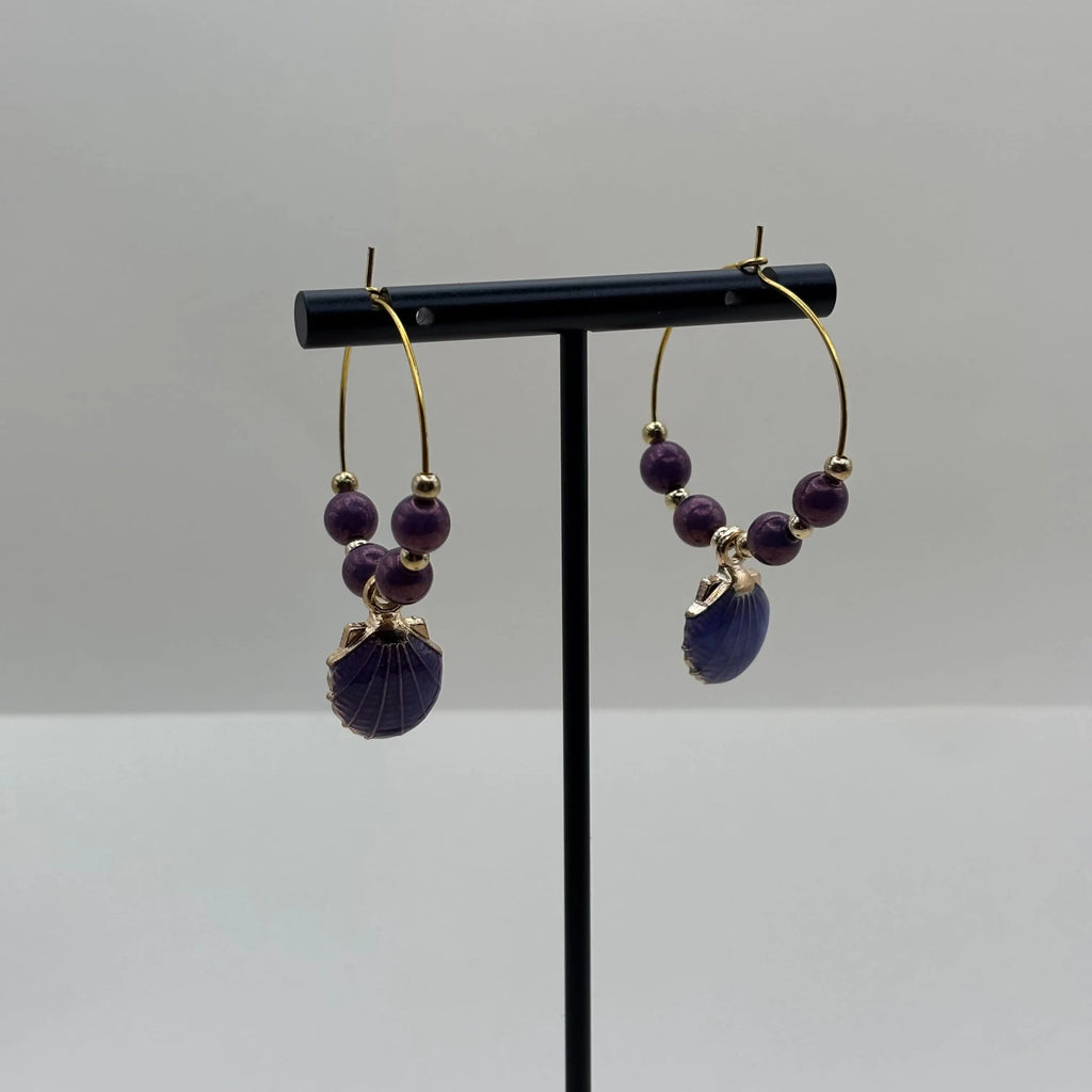Boucles d'oreilles créoles dorées avec perles violettes et breloque en forme de coquillage