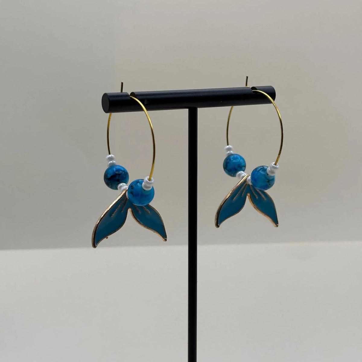 Boucles d'oreilles créoles dorées avec perles bleues et breloque queue de baleine bleue