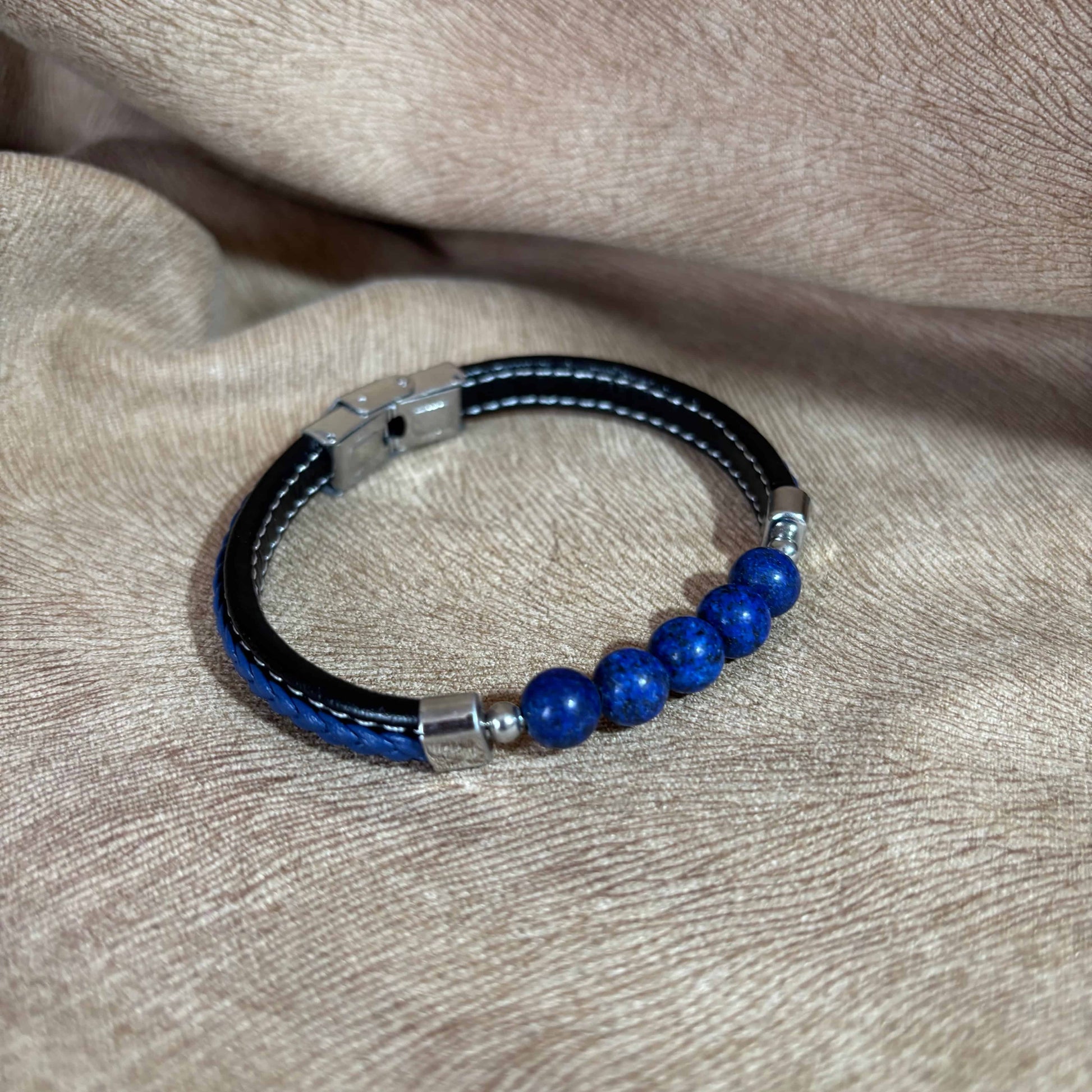 Bracelet homme
Sur lien tressé noir en simili cuir perles bleues
