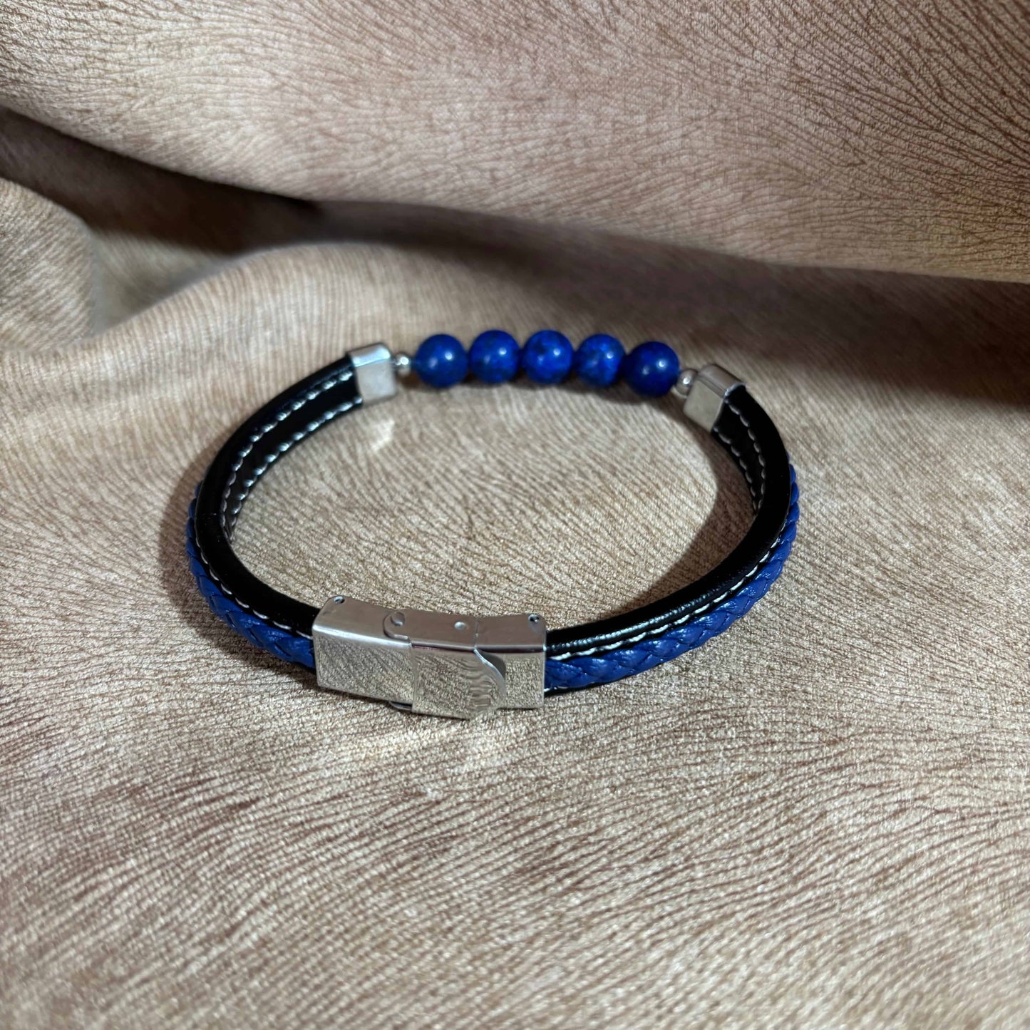 Bracelet homme
Sur lien tressé noir en simili cuir et perles bleues