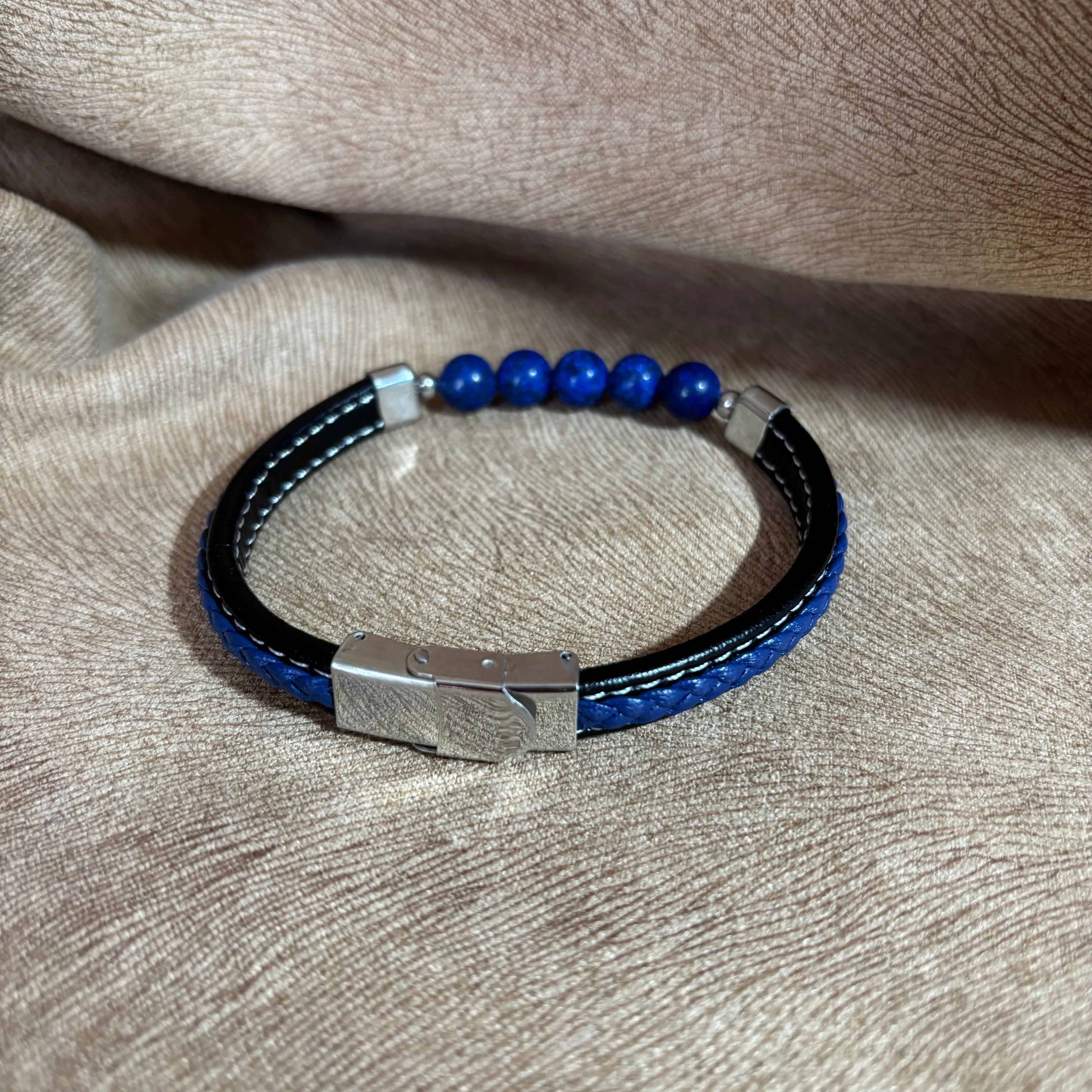 Bracelet homme
Sur lien tressé noir en simili cuir et perles bleues