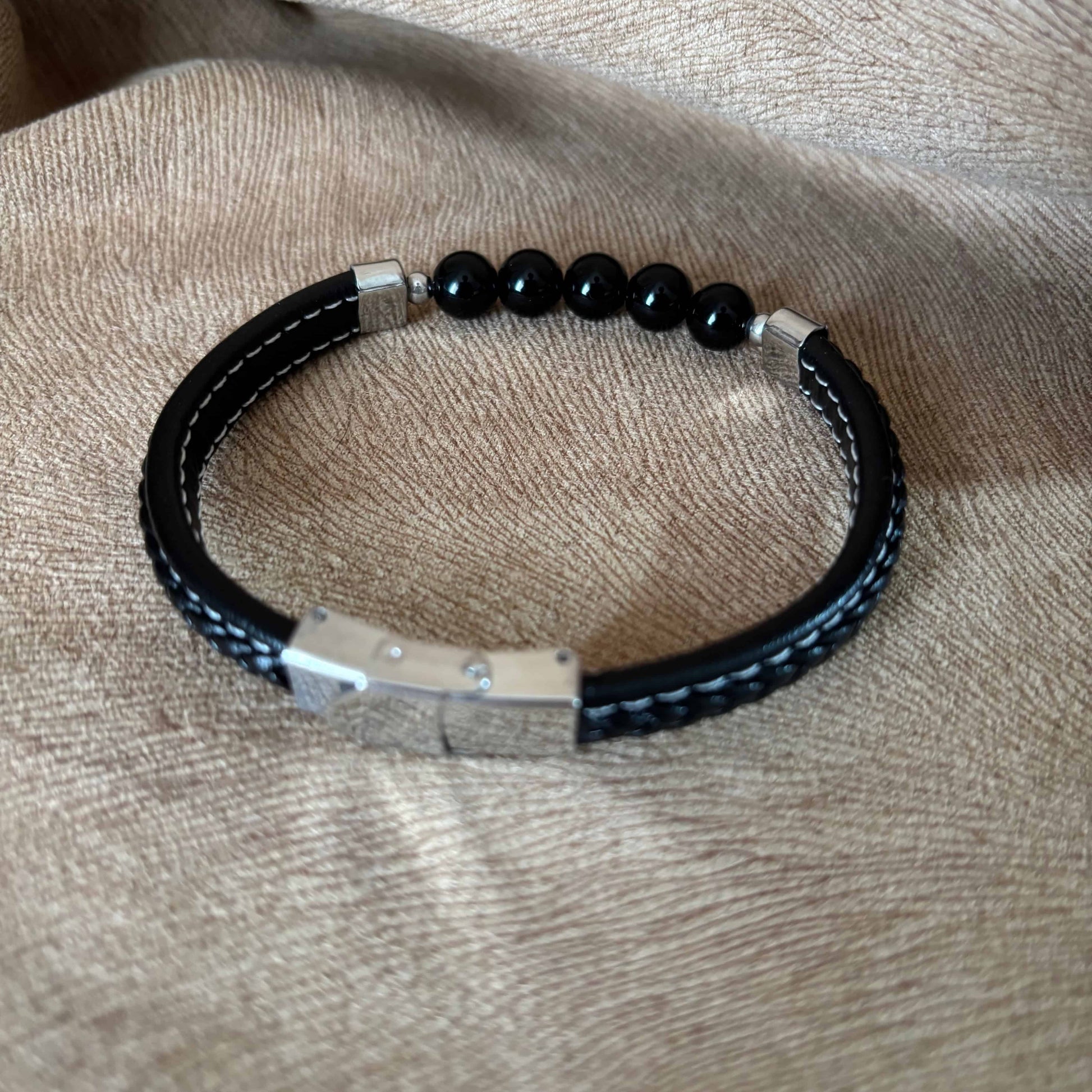 Bracelet homme | Sur lien tressé noir en simili cuir |5 perles noires | En acier inoxydable