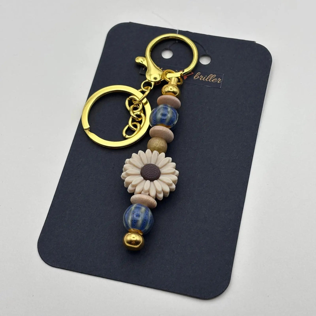 Porte-clés avec des perles acryliques et une fleur blanche