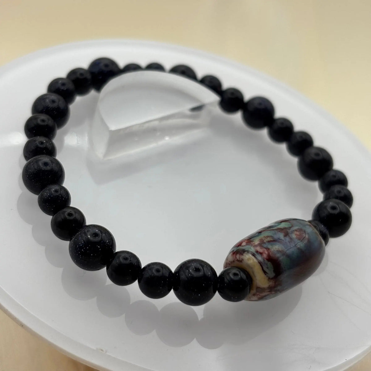 Bracelet en perles de pierre de soleil bleu monté sur élastique