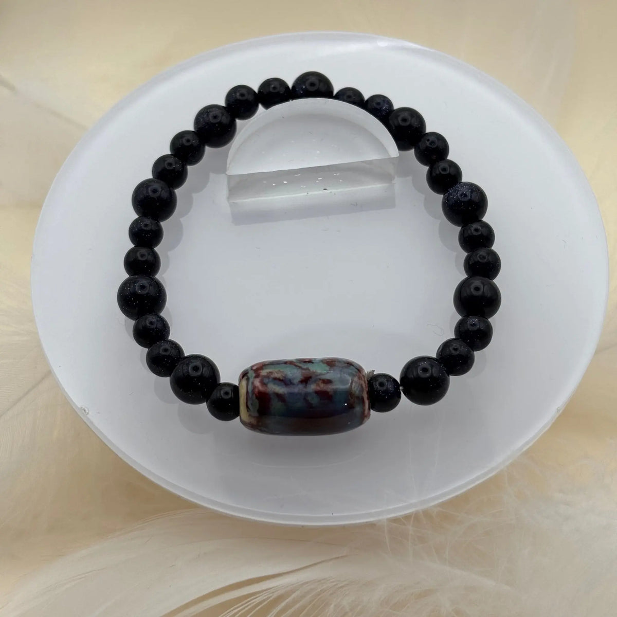 Un bracelet en perles de pierre de soleil bleu monté sur élastique