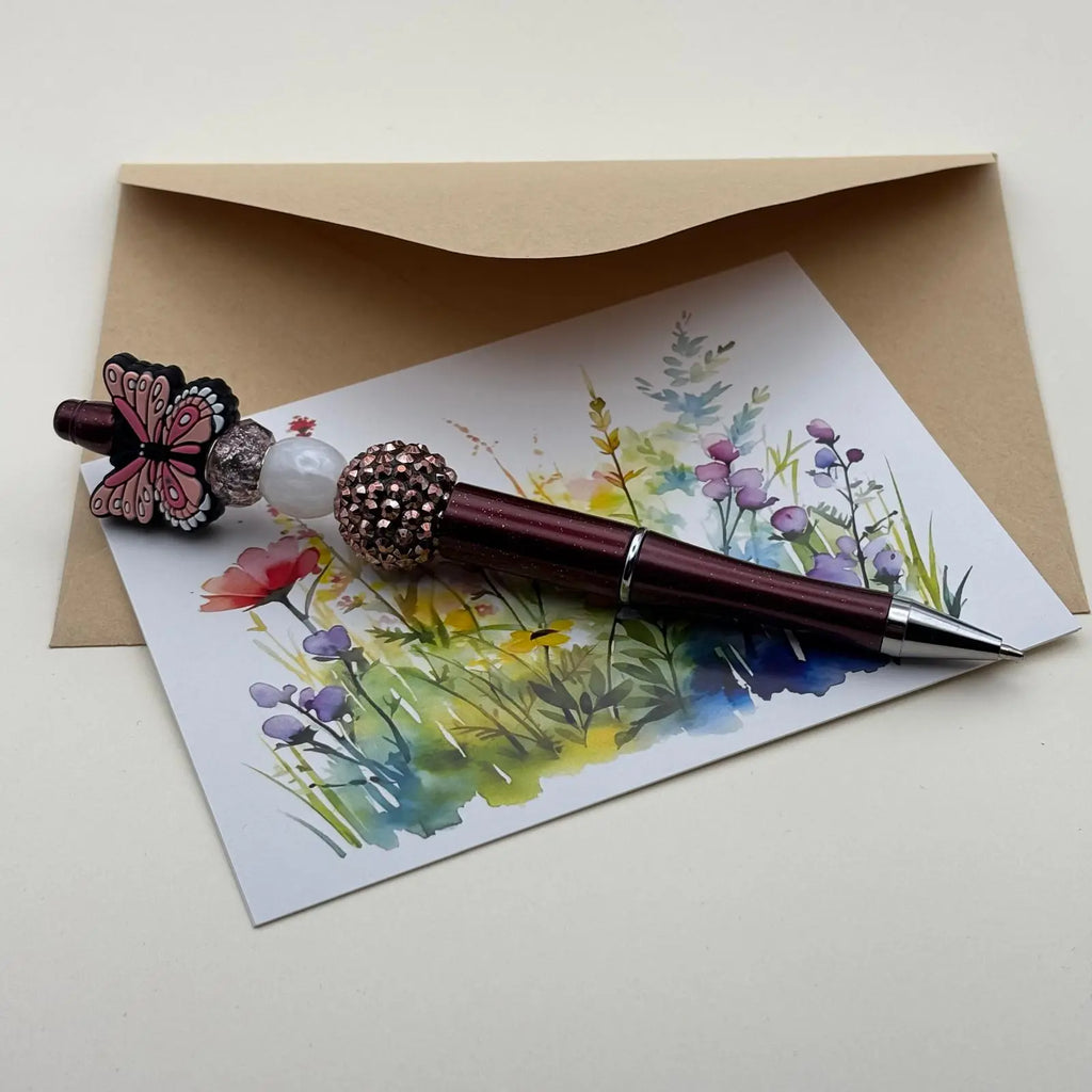 Stylo à bille mine noir corps violet avec breloques et perles colorées