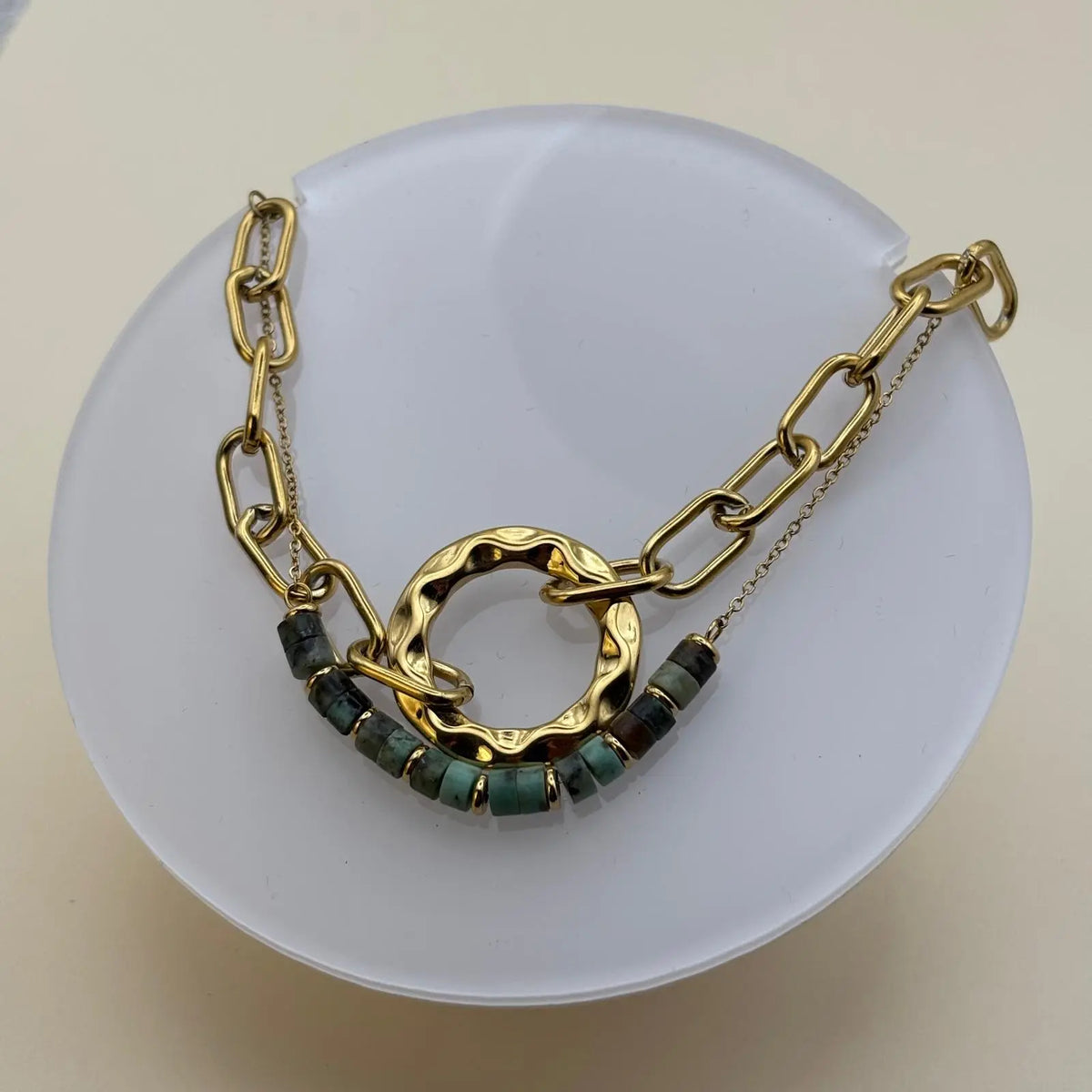 Bracelet fantaisie doré double avec un bracelet en perles naturelles vertes