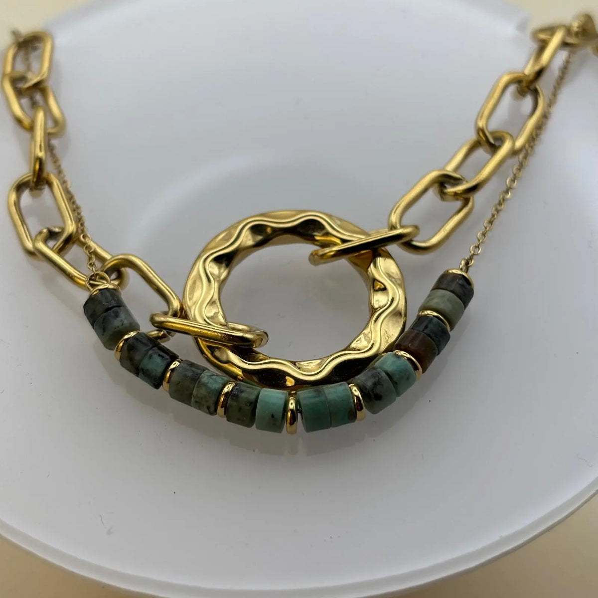 Bracelet fantaisie doré  double avec bracelet en perles naturelles vertes vendu sur le site internet prêtes à briller