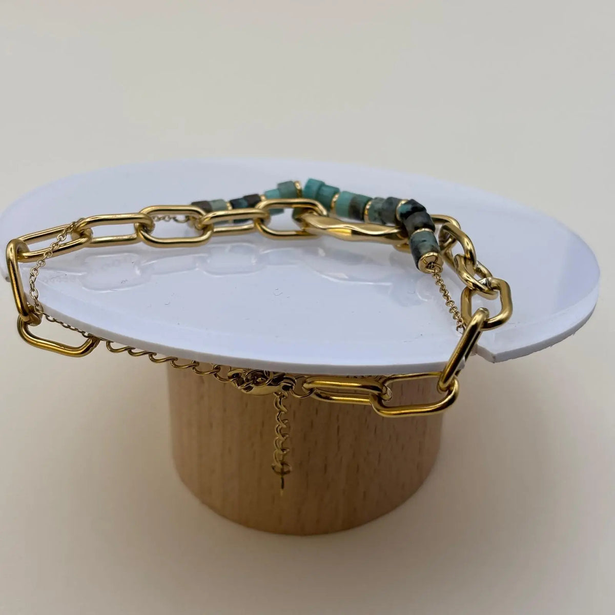 Bracelet fantaisie de couleur doréedouble avec un bracelet en perles naturelles vertes vendu sur le site internet prêtes à briller