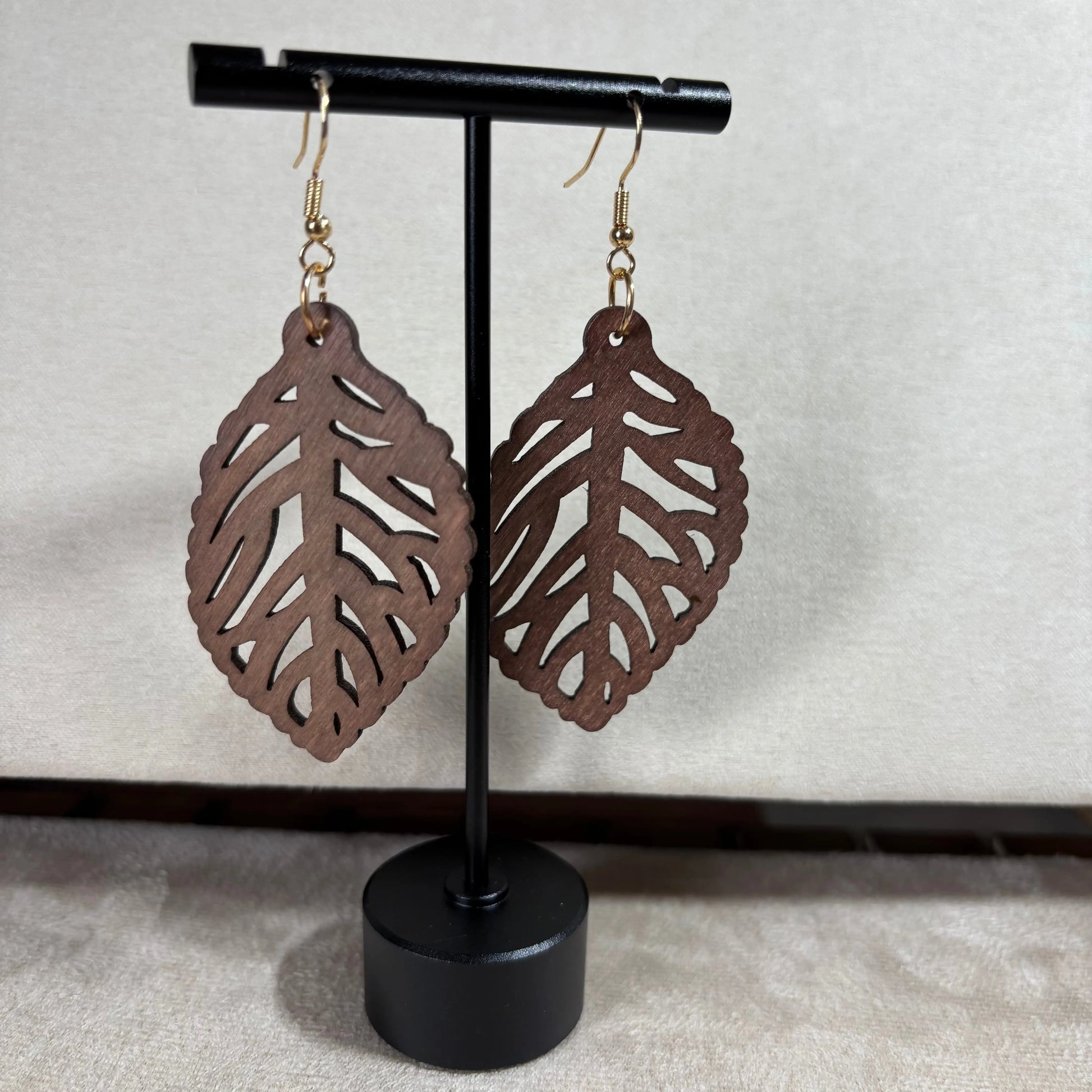 Boucles d'oreilles fantaisie attache dorée avec boucle en bois motif de feuille vendu sur le site internet prêtes à briller