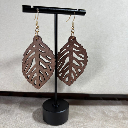 Boucles d'oreilles fantaisie attache dorée avec boucle en bois motif de feuille vendu sur le site internet prêtes à briller