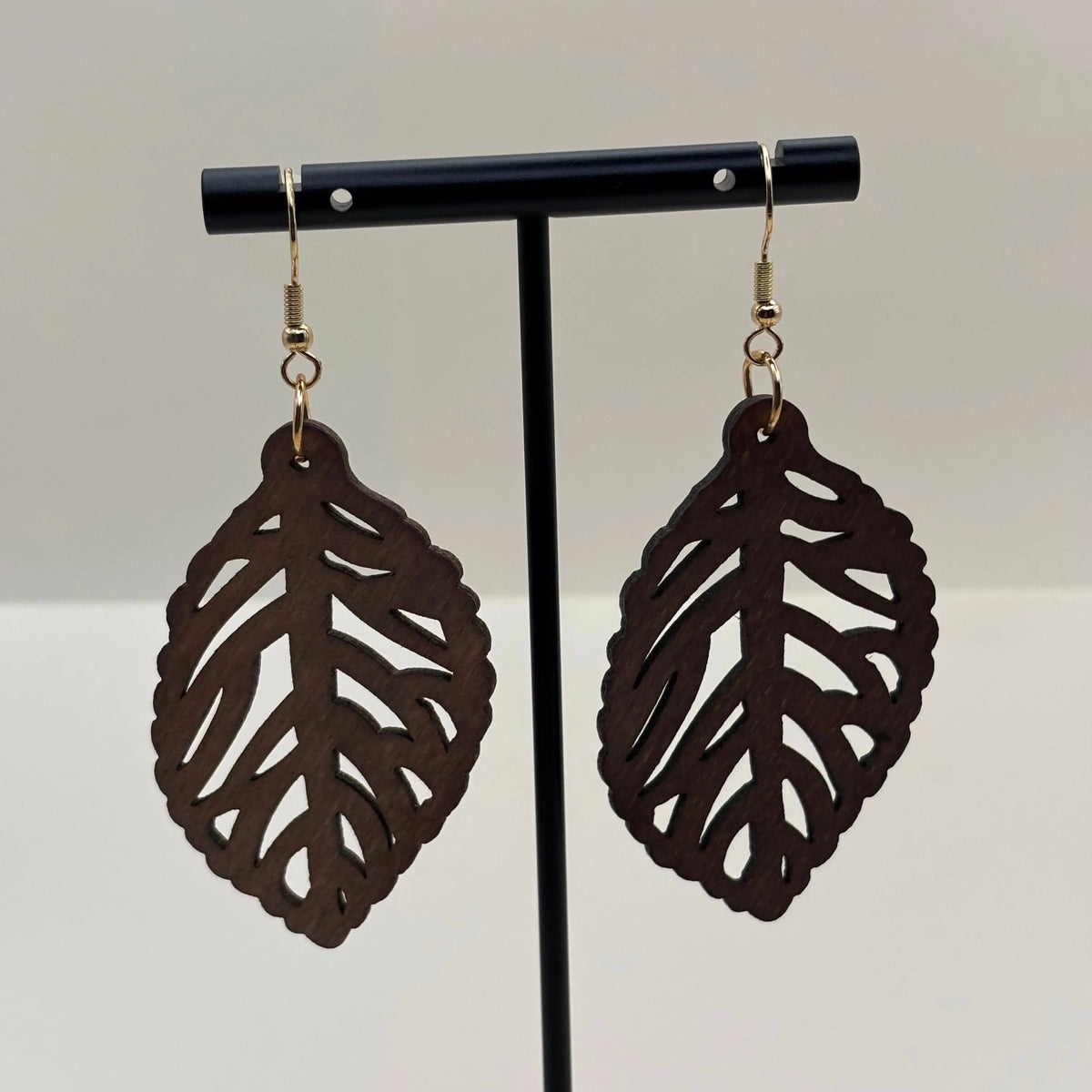 Boucles d'oreilles fantaisie attache dorée avec boucle en bois motif de feuille