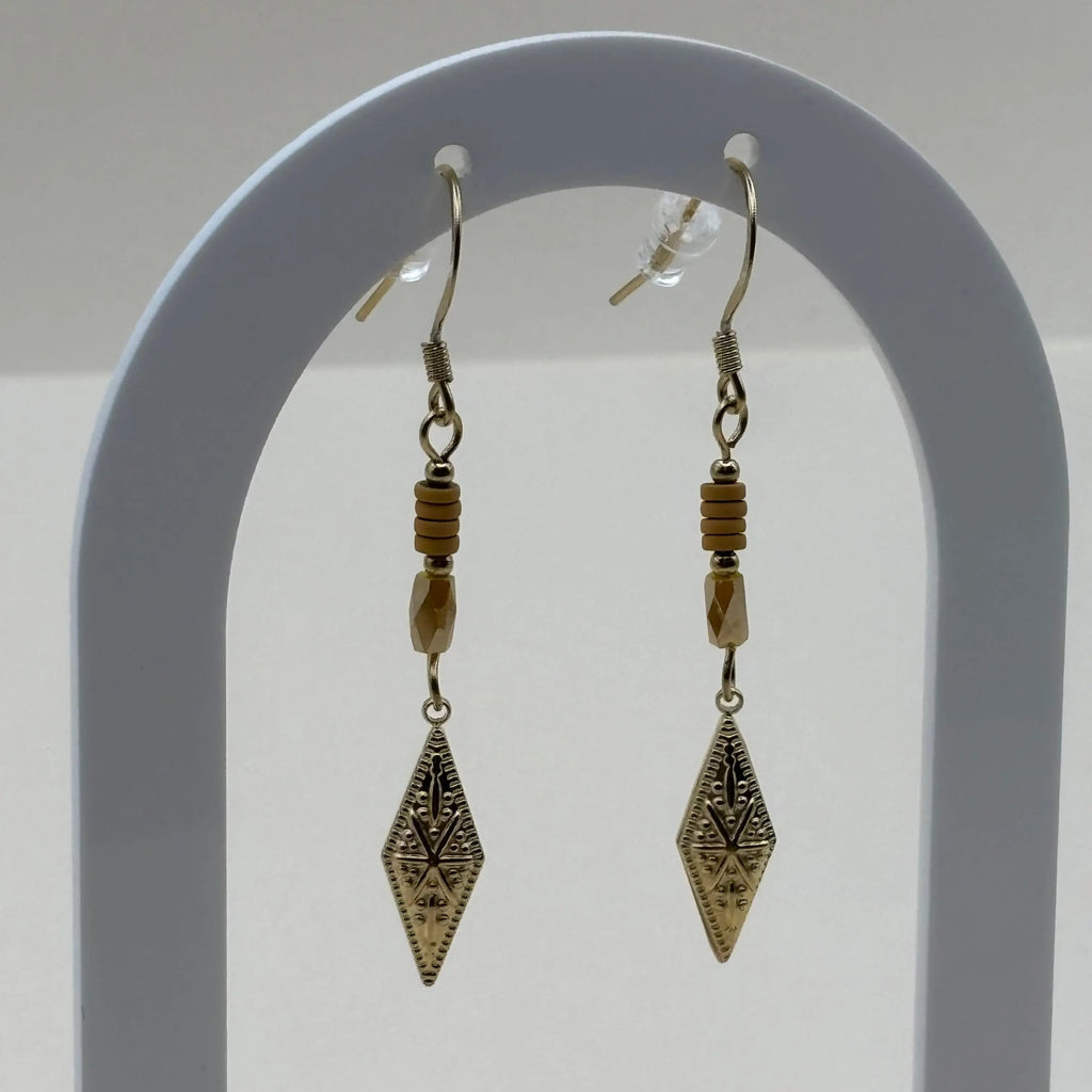 Boucles d'oreilles pendentif dorées avec perles plates oranges et breloque dorée rose des vents