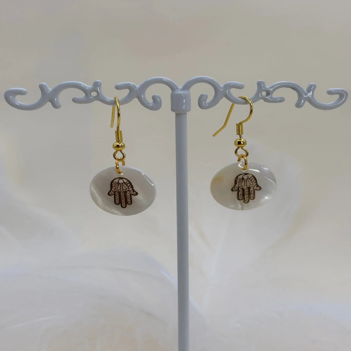 Paire de boucles d'oreilles avec une pastille nacrée et dessin d'une main de Fatma