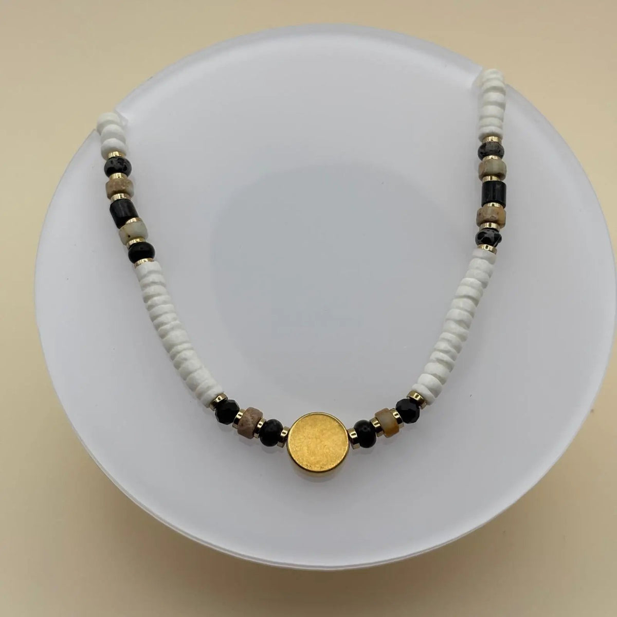 Collier fantaisie avec perles plates naturelles banche marron et noir et pastille dorée