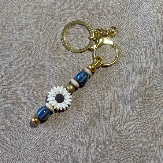 Porte-clés PERLES et MERVEILLES avec perles acryliques et fleur blanche | Élégant et délicat