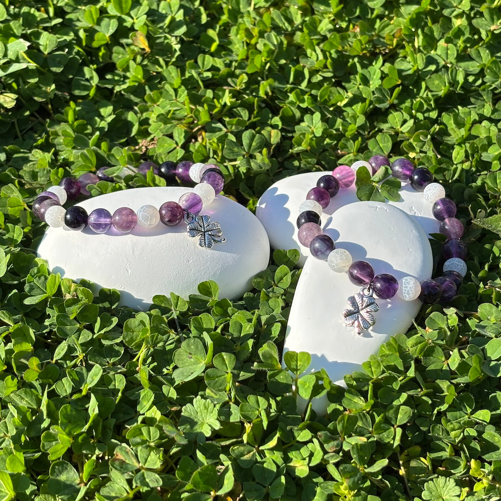 Ensemble de deux bracelets artisanaux en perles de fluorite et agate blanche et une breloque en forme de trèfle argenté