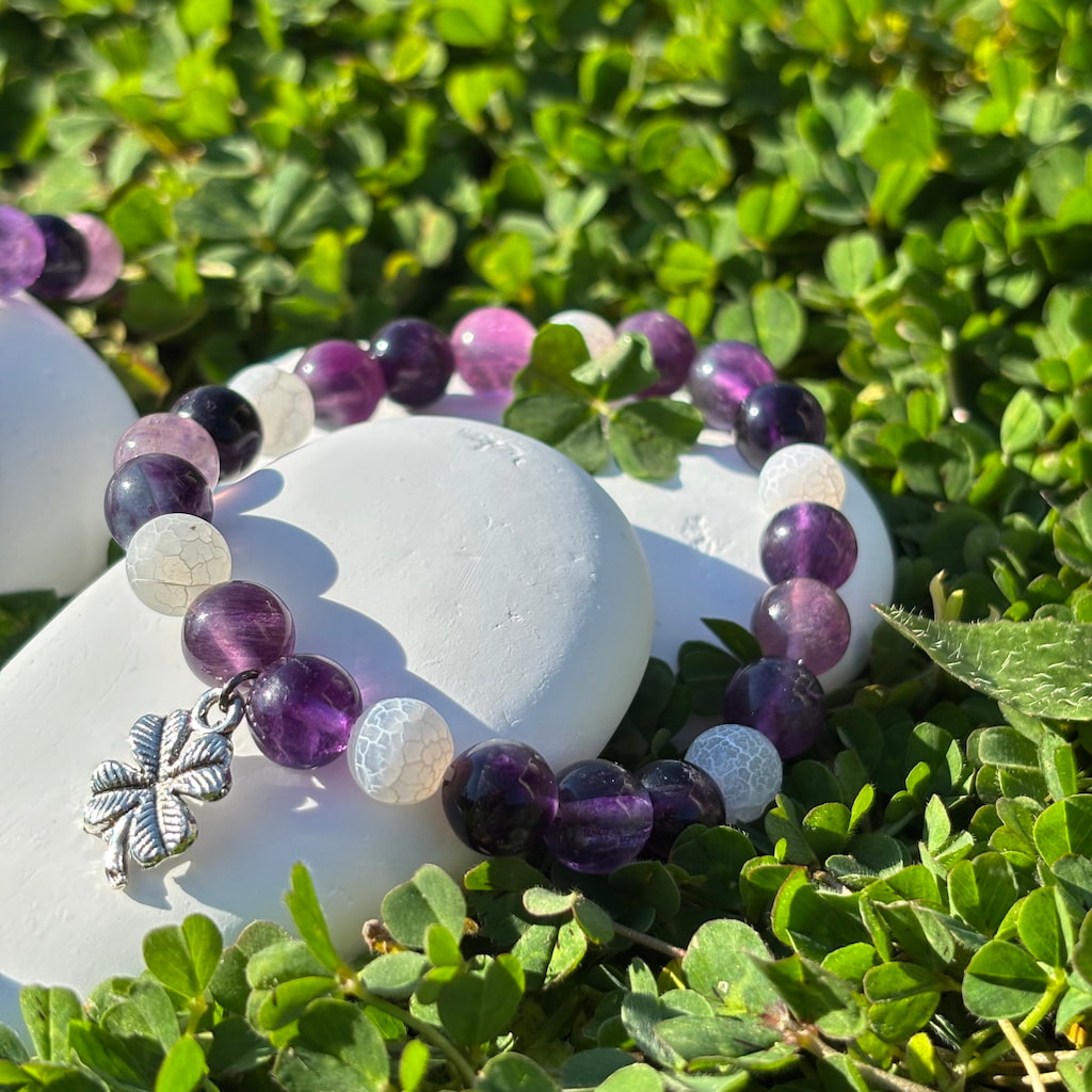 Un ensemble de deux bracelets artisanaux en perles de fluorite et agate blanche et une breloque en forme de trèfle argenté