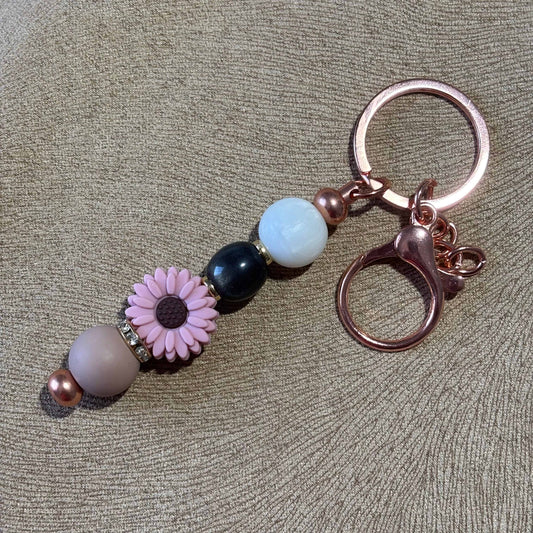 Porte clé en perles motif perles et fleur rose