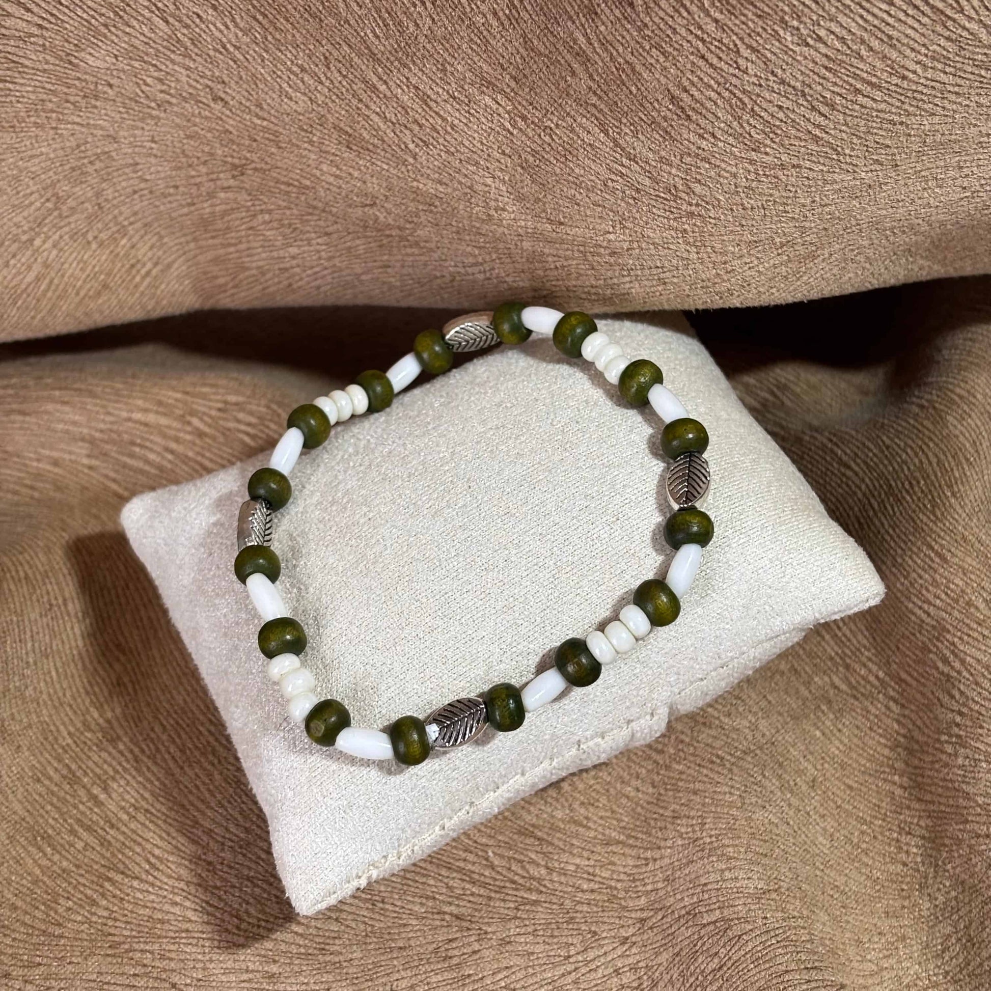 Bracelet en perles artisanal | Bracelet avec perles feuilles argentées | Perles en bois sur élastique
