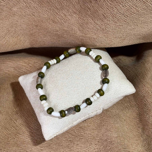 Bracelet en perles artisanal | Bracelet avec perles feuilles argentées | Perles en bois sur élastique
