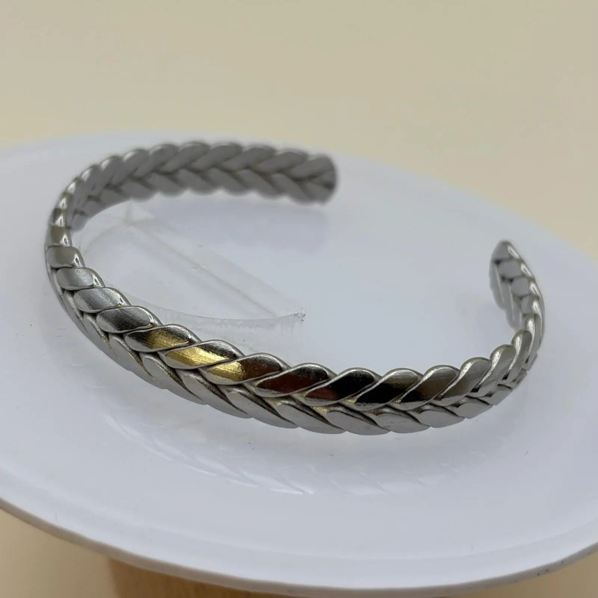 Bracelet jonc ouvert couleur argentée avec des motifs couronne de laurier