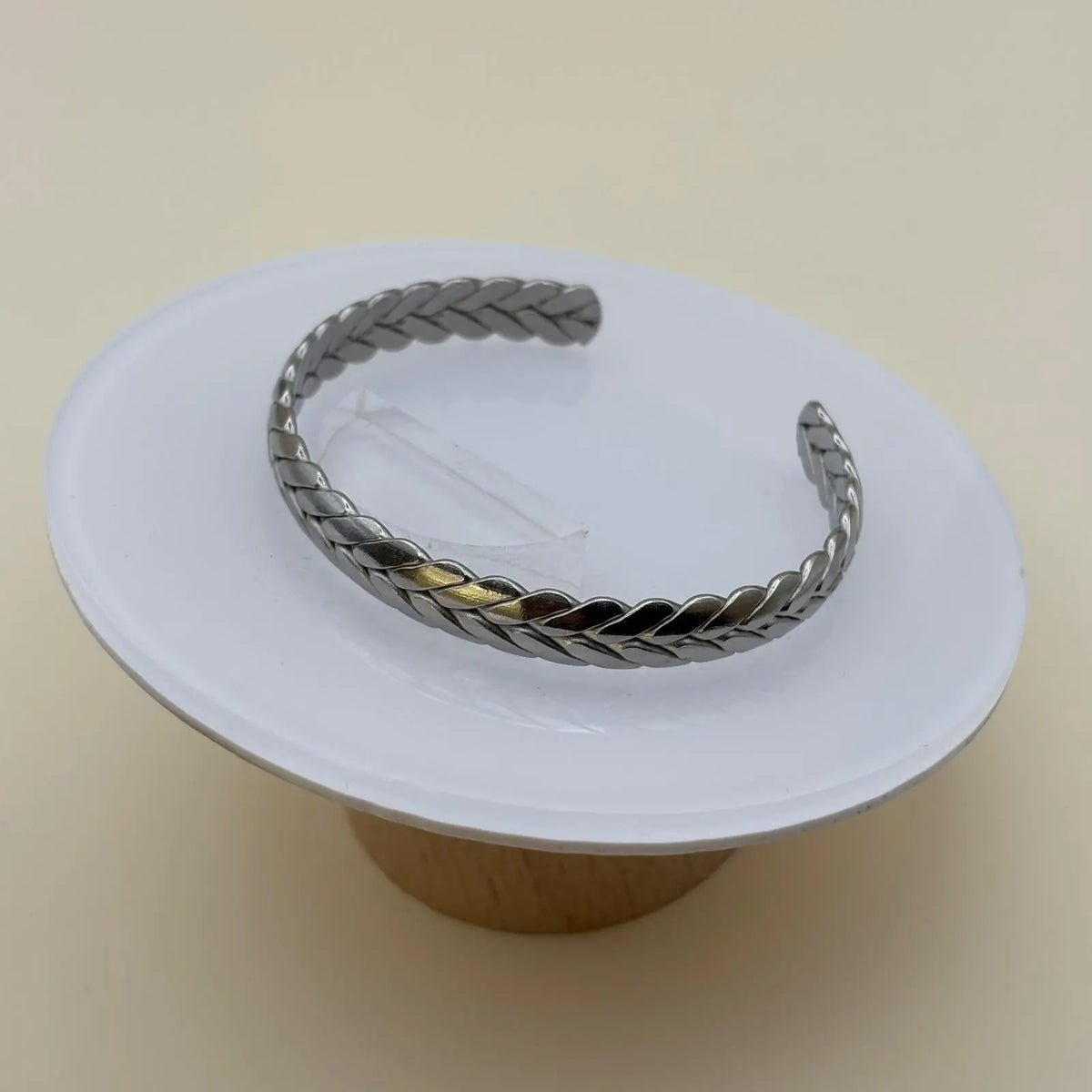 Bracelet motif jonc ouvert argenté avec des motifs couronne de laurier