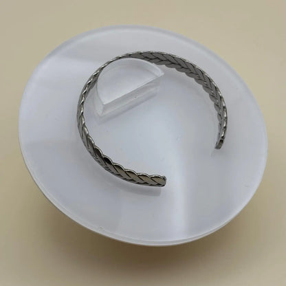 Bracelet jonc ouvert argenté avec des motifs couronne de laurier