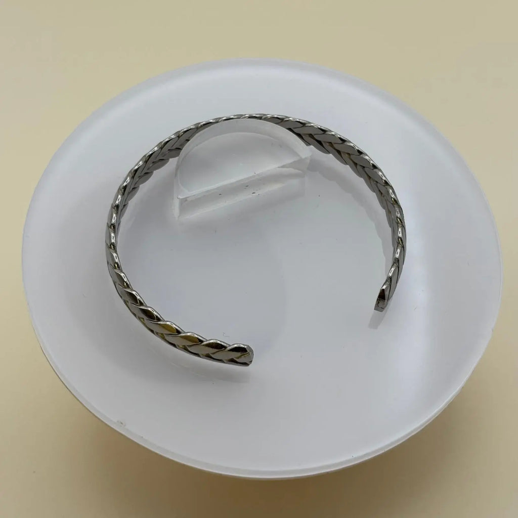 Bracelet jonc ouvert de couleur argentée avec des motifs couronne de laurier