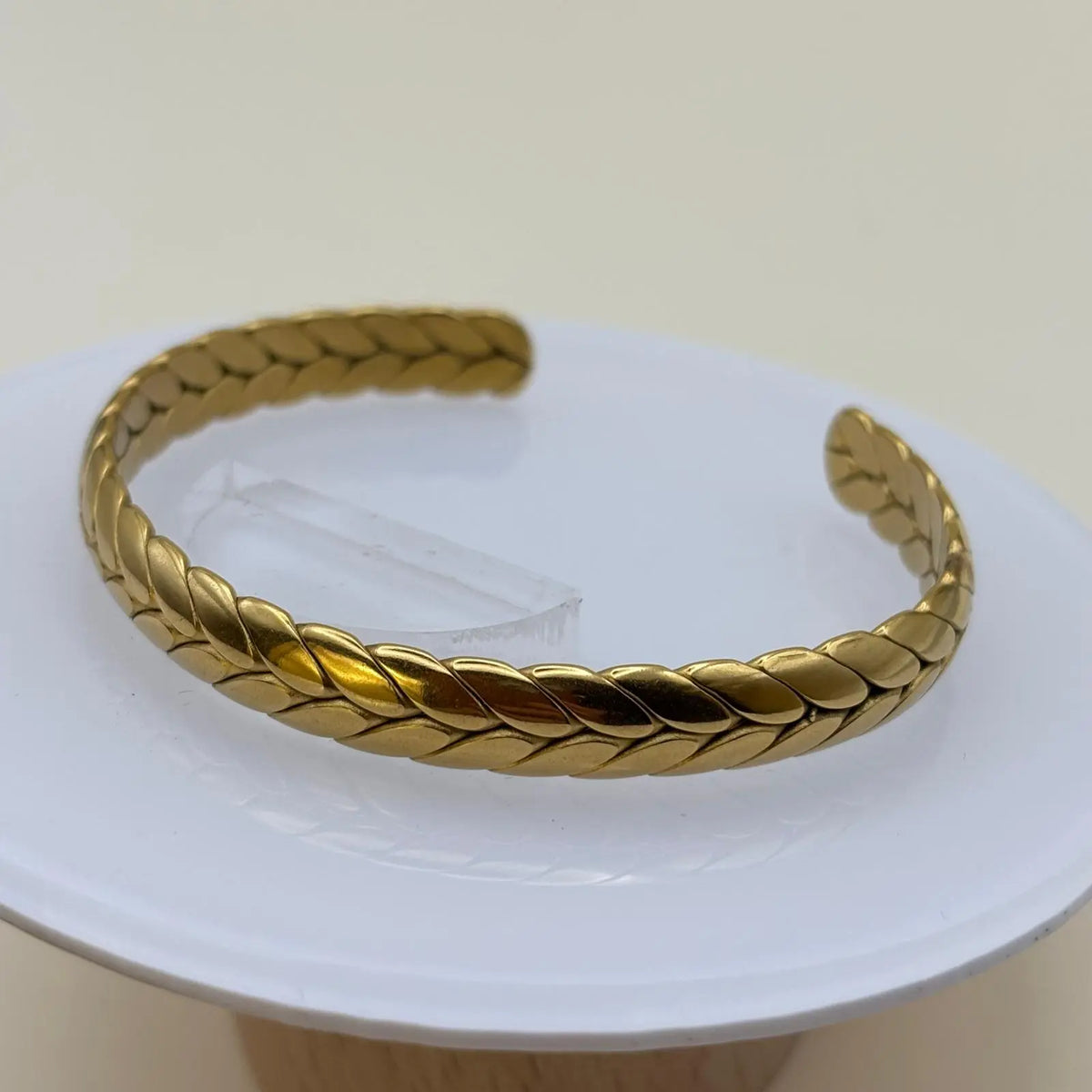 Bracelet jonc ouvert doré avec des motifs couronne de laurier