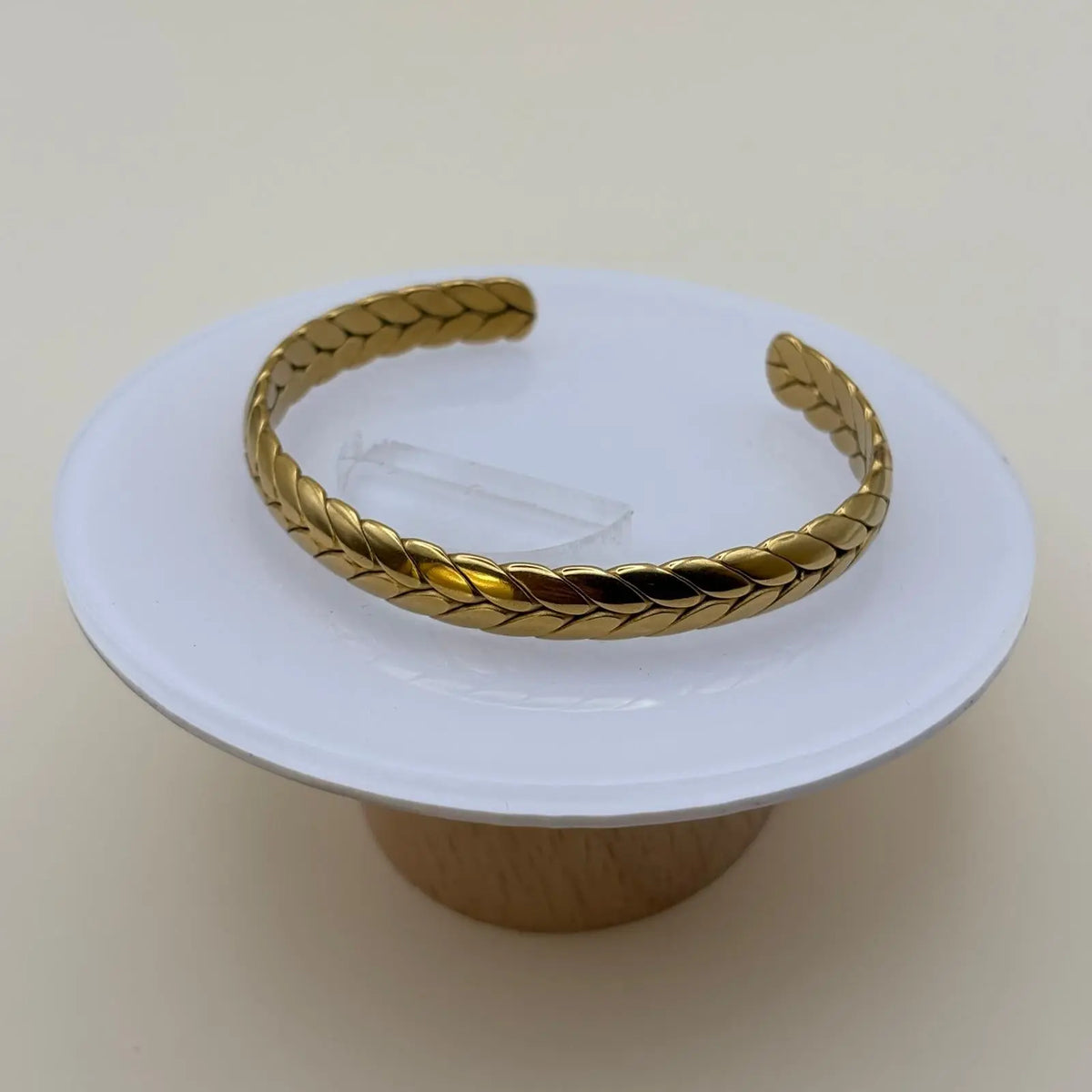 Bracelet jonc ouvert de couleur dorée avec des motifs couronne de laurier